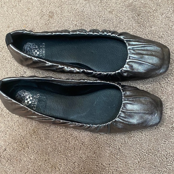 Vince Camuto Shimmering Pewter Leather Size 9.5M Ballet Flats - Picture 1 of 9